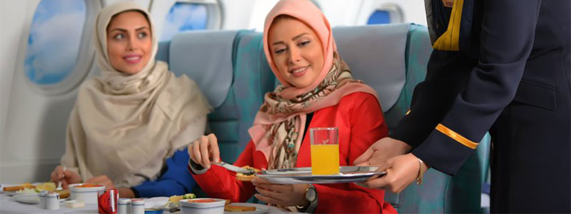 صرف صبحانه در داخل هواپیمایی ایران ایر در اوج آسمان