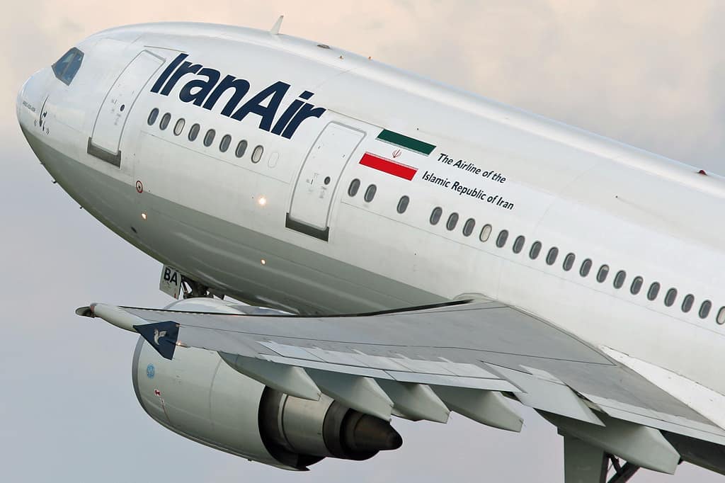 لحظه تیک آف هواپیمایی ایران ایر در غروب آفتاب از لنز دوربین عکاس حرفه ای