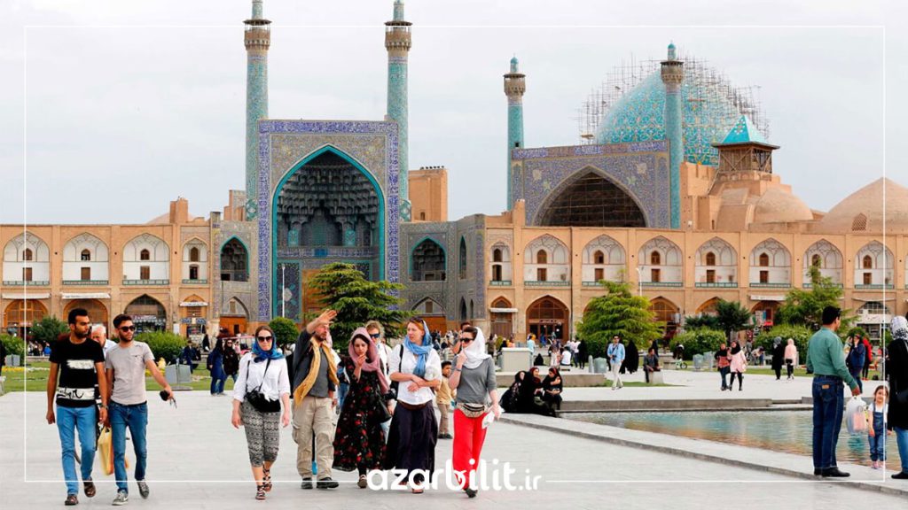 حضور گردشگران و توریست‌های خارجی در مسجد جامع اصفهان