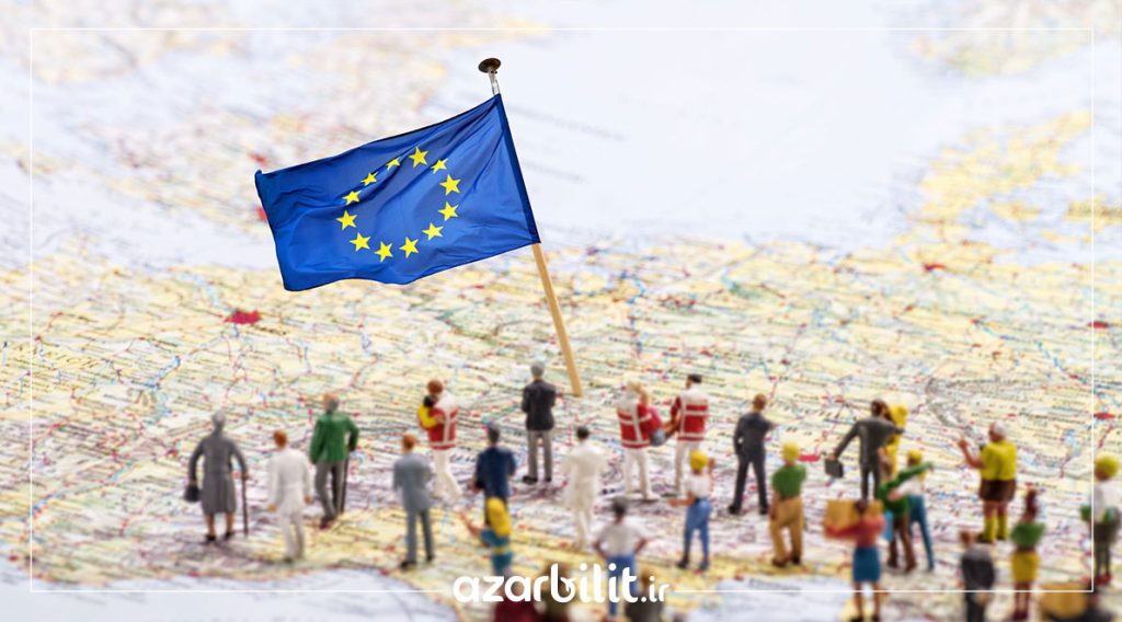پرچم اتحادیه اروپا روی نقشه با آدمک‌هایی در کنارش