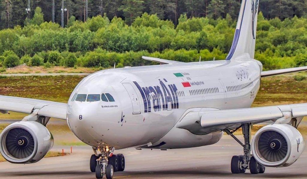هواپیمای ایران‌ایر از روبرو در ترمینال 2 فرودگاه