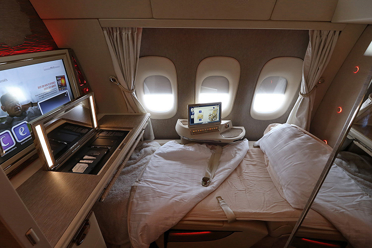 تخت‌خواب و امکانات کابین فرست کلاس هواپیمایی امارات