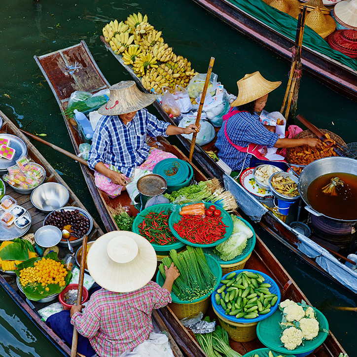 بازارهای شناور بانکوک روی قایق‌ها و فروش انواع سبزیجات