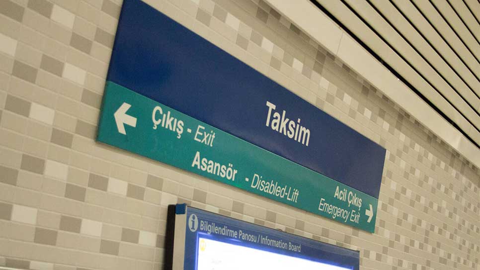 istanbul metro signs